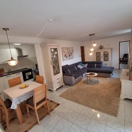 Me Living - - Stadtnaehe Appartement Pula