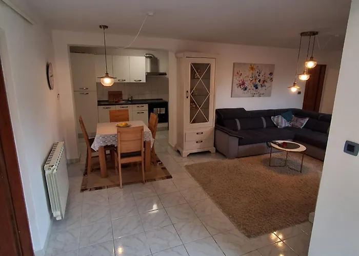 Me Living - - Stadtnaehe * Pola